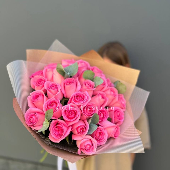 31 розовая роза с эвкалиптом в Великом Новгороде