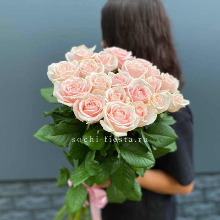 Высокие розовые розы в Великом Новгороде