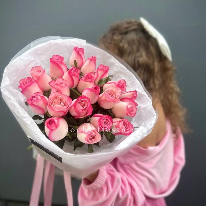 21 розовые розы Венди  в оформлении в Великом Новгороде