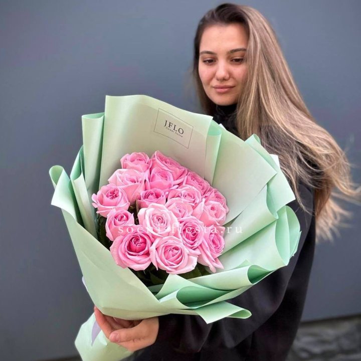 17 розовых роз в Великом Новгороде