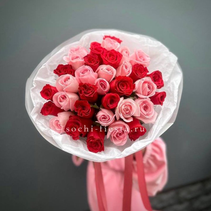 Букет красных и розовых 35 роз в Великом Новгороде