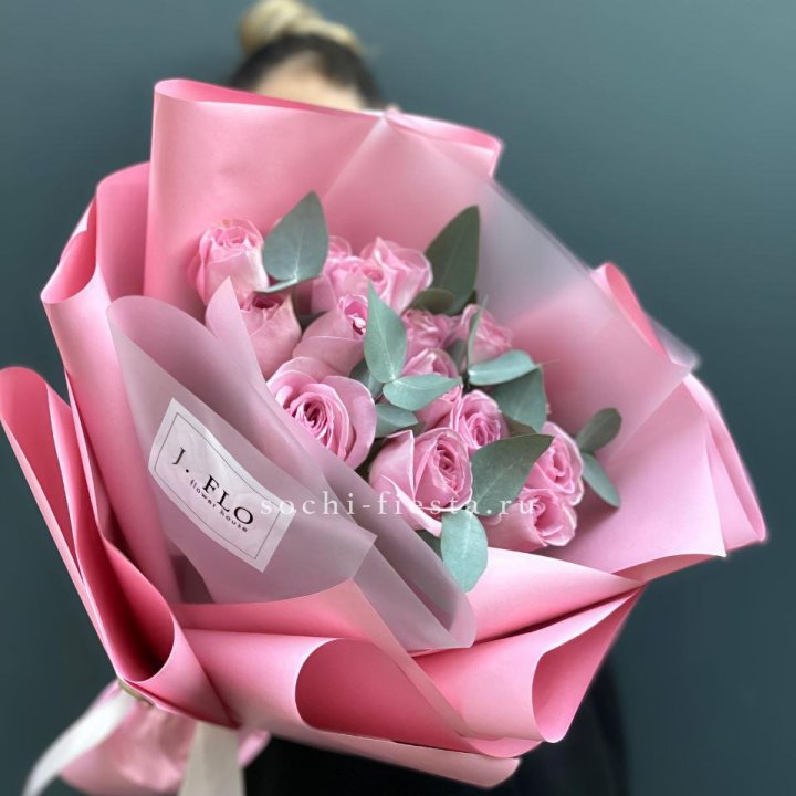15 Розовых роз с эвкалиптом в Великом Новгороде