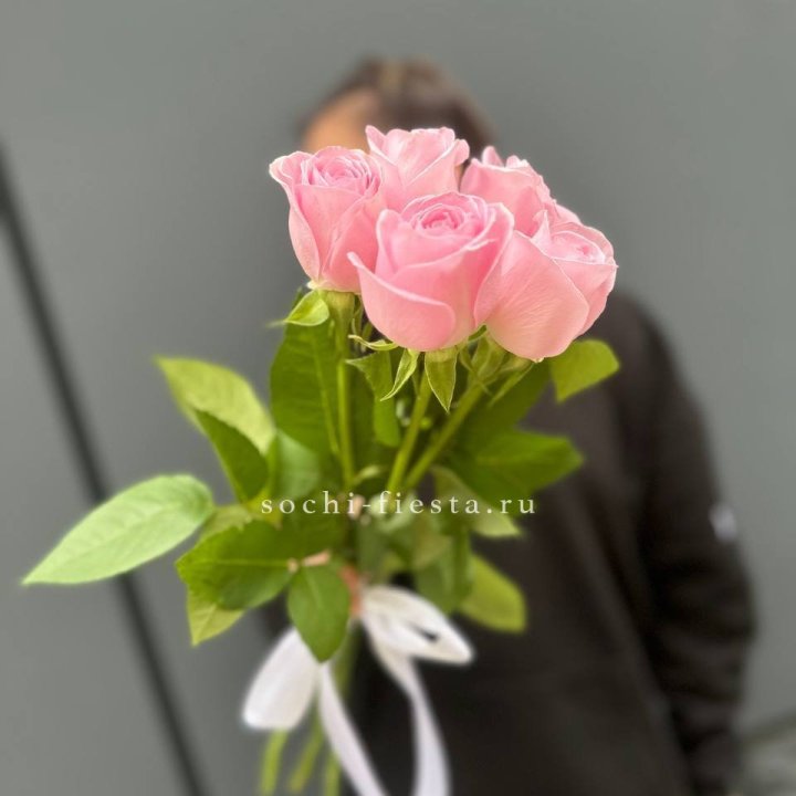 Букет 5 розовых роз  в Великом Новгороде