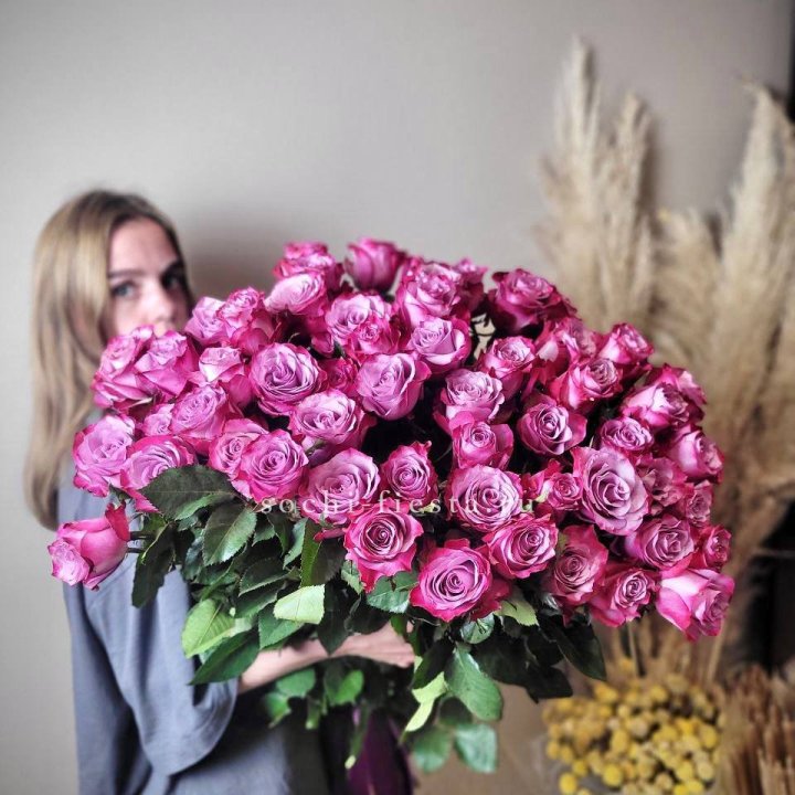 Охапка высоких роз Деп перпел в Великом Новгороде