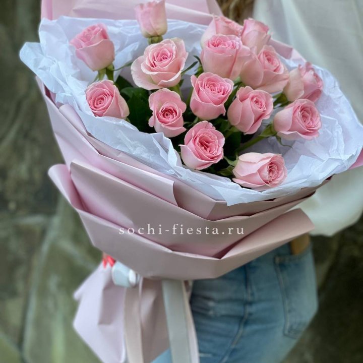 Розовые розы в авторском оформлении с доставкой в Великом Новгороде