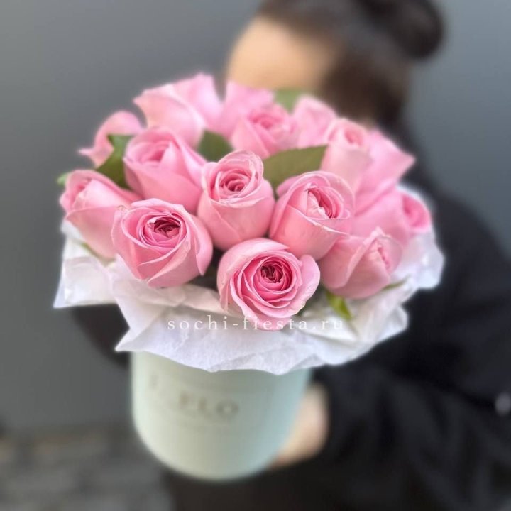 17 розовых роз в цилиндре в Великом Новгороде