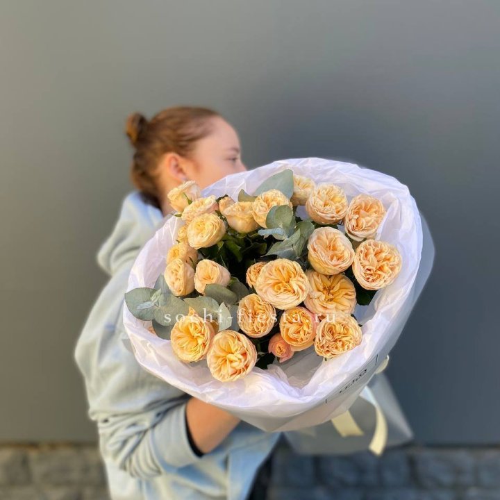 7 пионовидных роз в Великом Новгороде