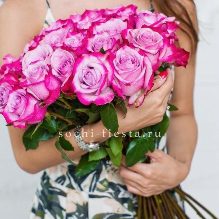 Букет высоких роз Ди перпел в Великом Новгороде