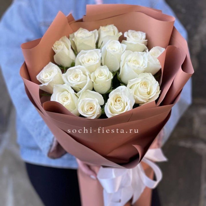 15 белых роз сиена в Великом Новгороде