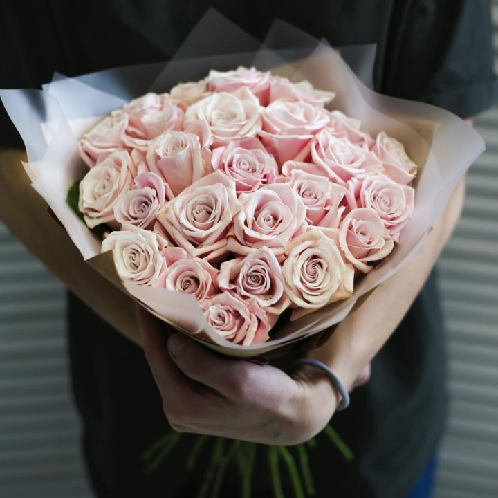 27 кремовых роз в Великом Новгороде