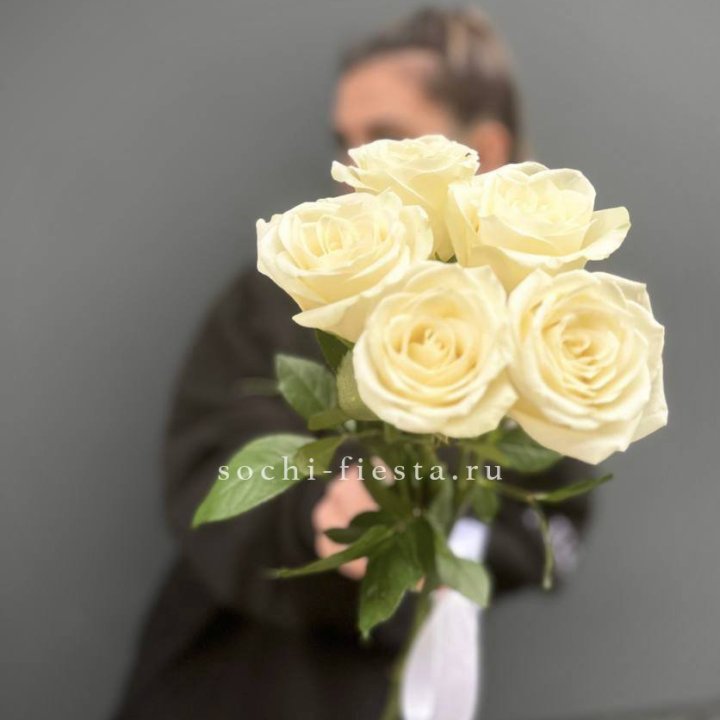 Букет 5 белых роз  в Великом Новгороде