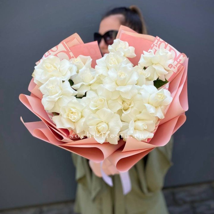 Белые розы "Аморе" в Великом Новгороде