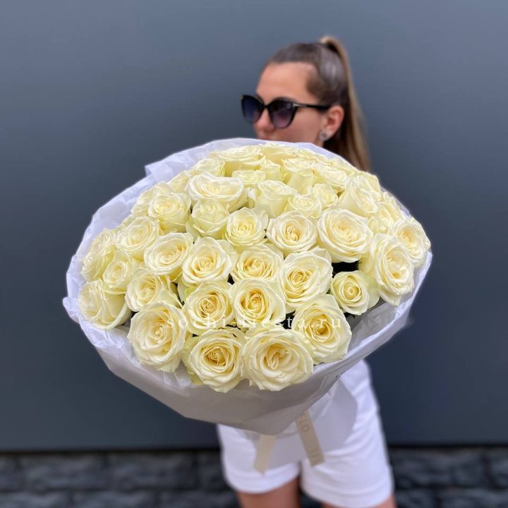 51 белая роза  в Великом Новгороде