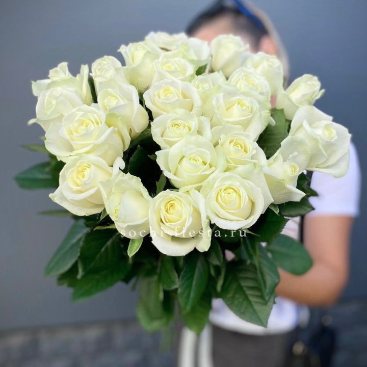 Голландские розы белые 25 с доставкой в Великом Новгороде