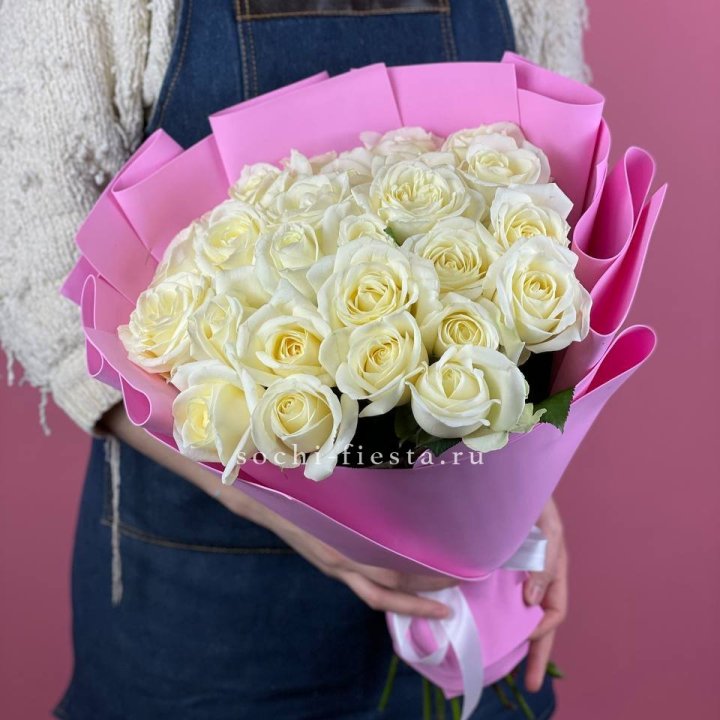 25 белых роз в Великом Новгороде