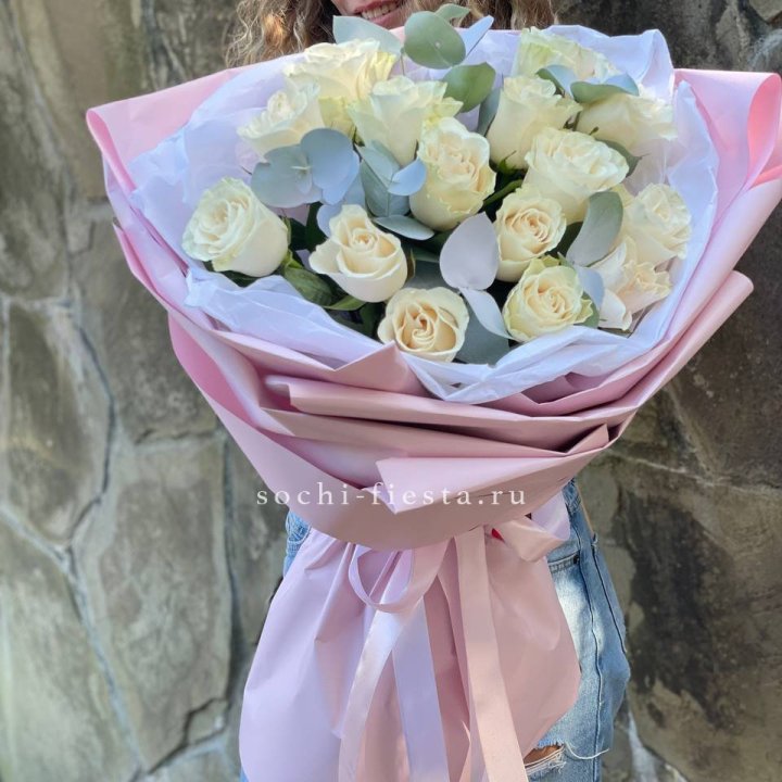 Белые розы в авторском оформлении с доставкой в Великом Новгороде