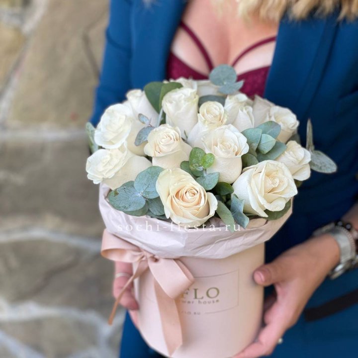 Цилиндр из белых роз в Великом Новгороде