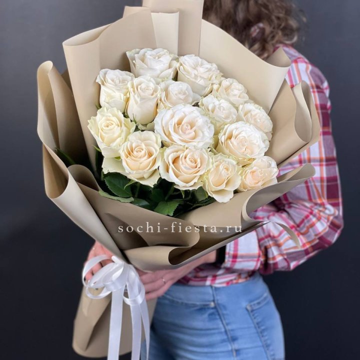 15 белых роз кофе в Великом Новгороде