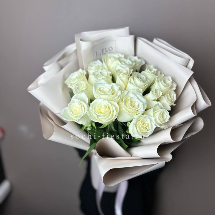 19 белых роз  в Великом Новгороде