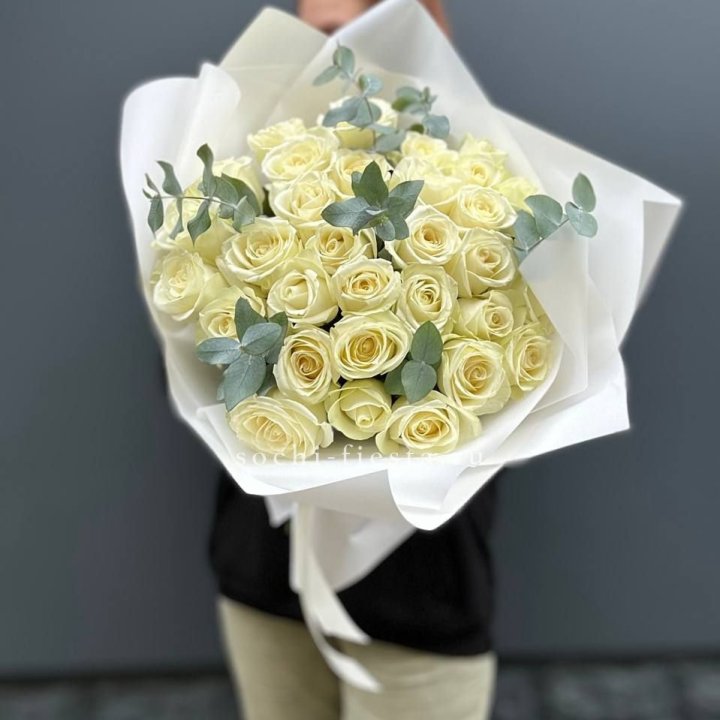 31 белая роза с эвкалиптом в Великом Новгороде