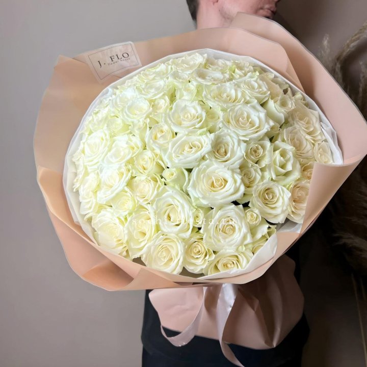 51 белая  роза в оформлении в Великом Новгороде