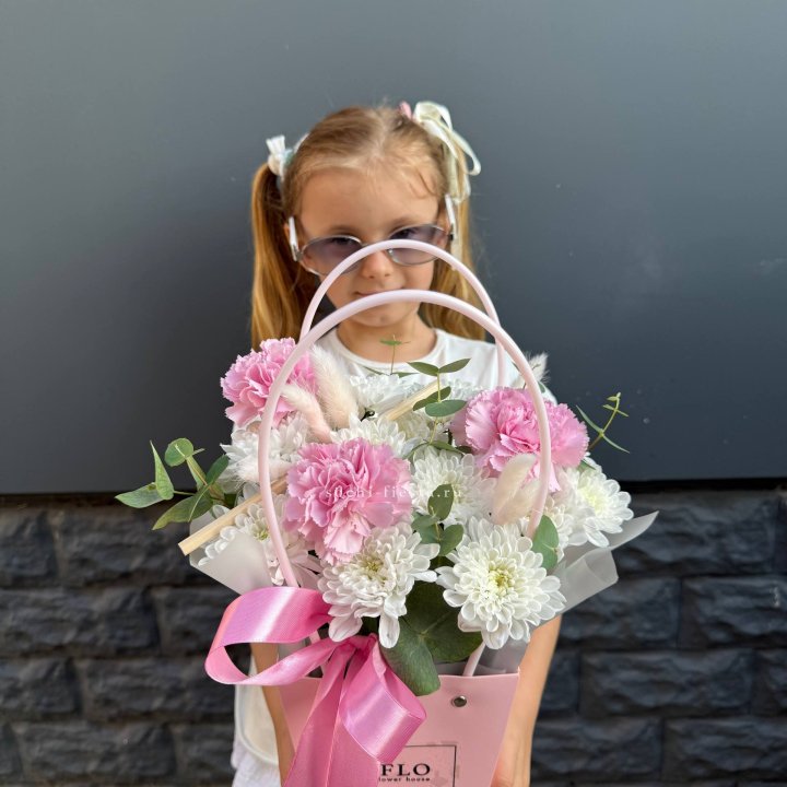 Сумочка из стойких хризантем и диантуса в Великом Новгороде