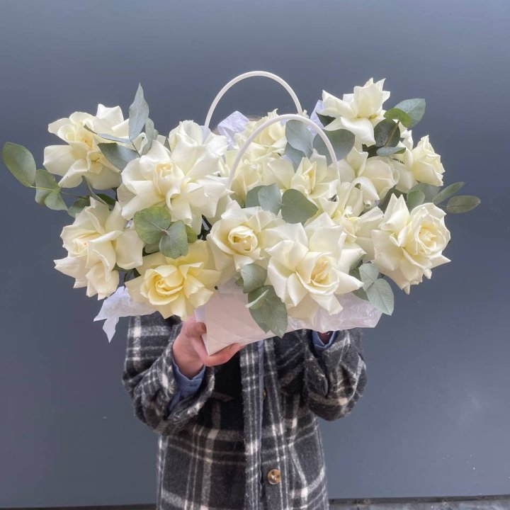 15 белых роз в сумочке в Великом Новгороде