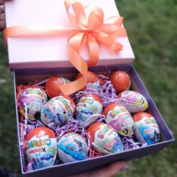 Коробка с киндерами в Великом Новгороде