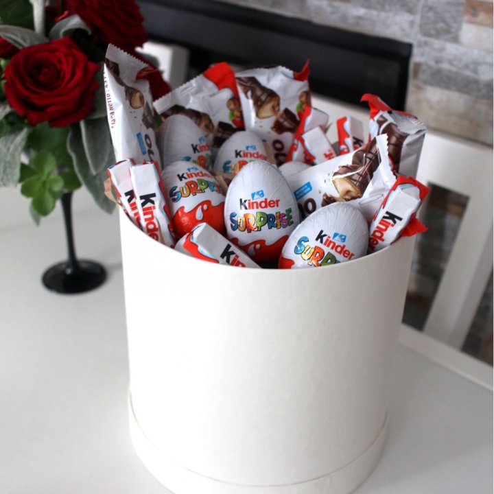 Коробка с киндерами  в Великом Новгороде