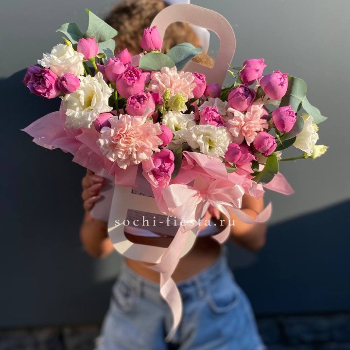 Сумочка с кустовой розой и диантусами в Великом Новгороде