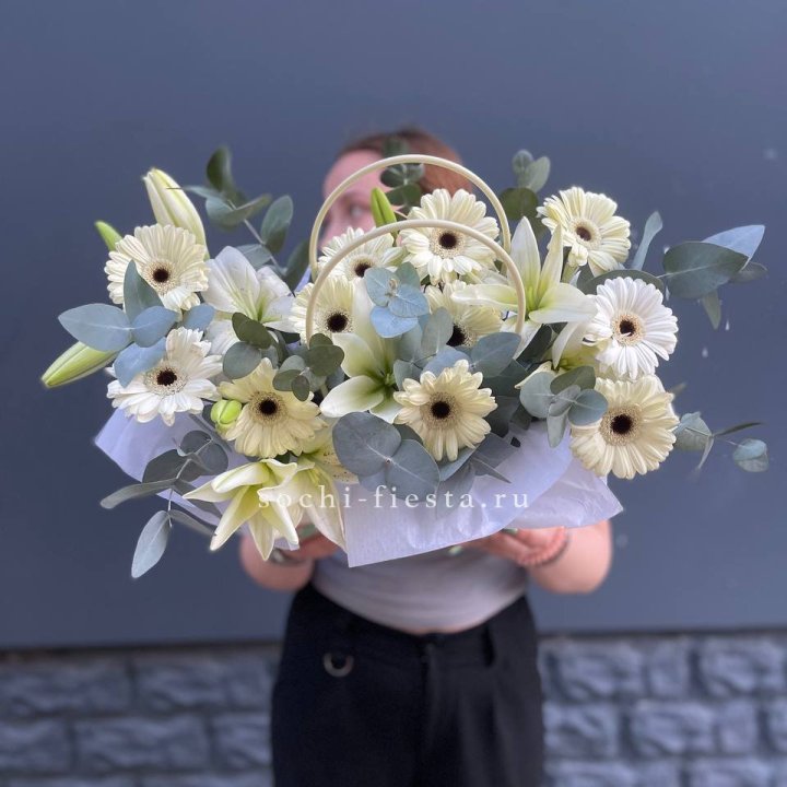 Сумочка лилии и герберы в Великом Новгороде