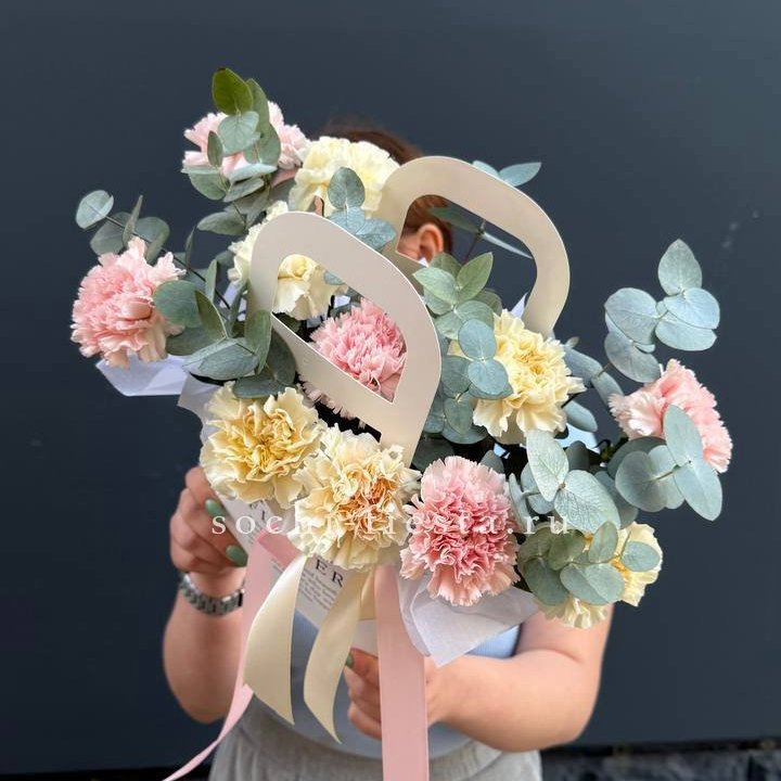 Сумочка из диантусов в Великом Новгороде