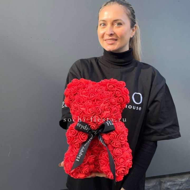 Медведь из роз красный в Великом Новгороде