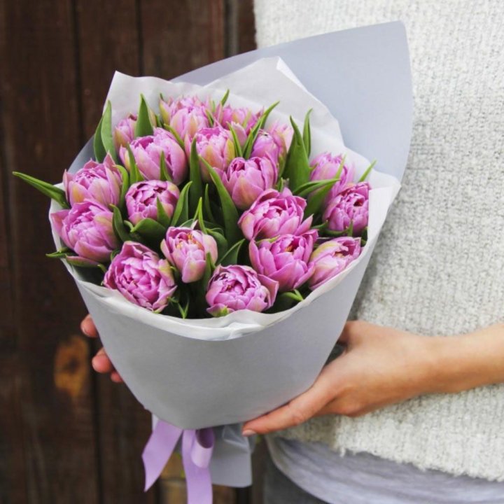Букет пионовидных тюльпанов в Великом Новгороде