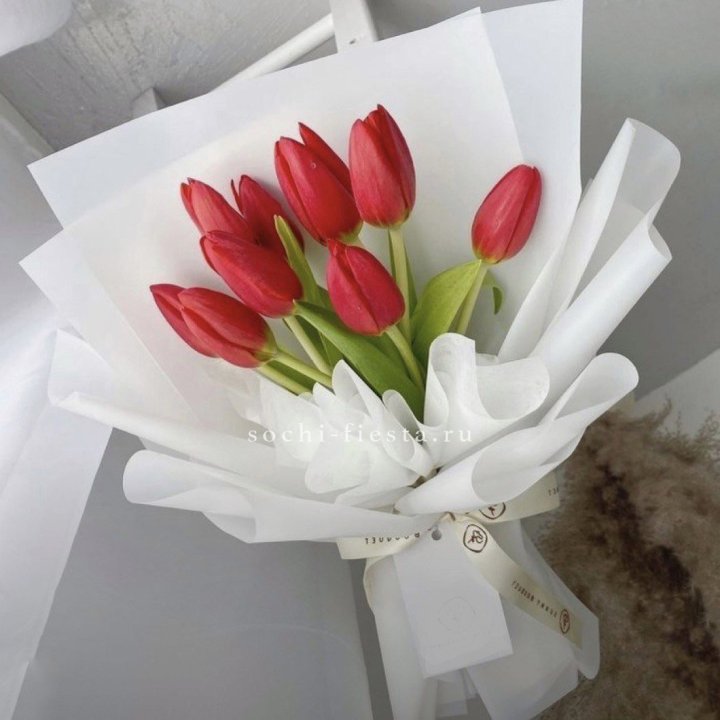 Букет красных тюльпанов в Великом Новгороде