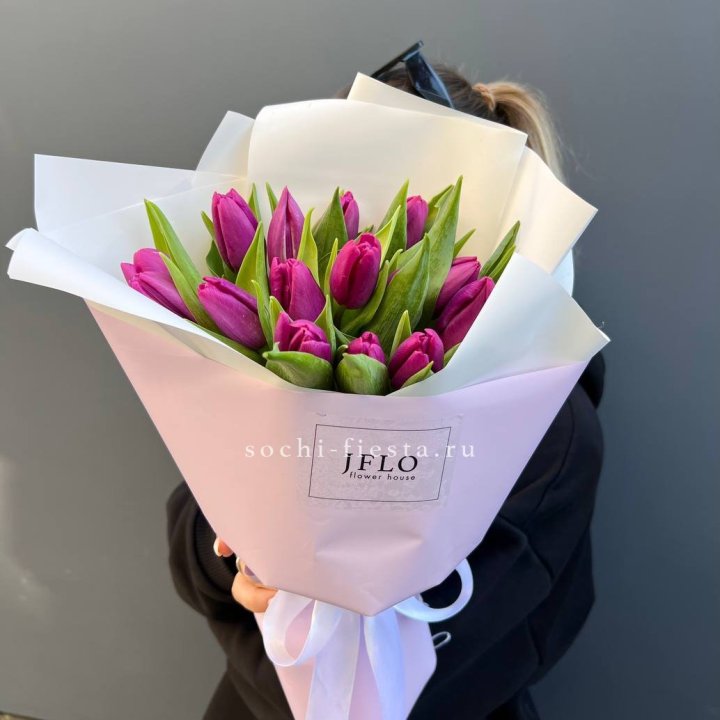 15 пурпурных тюльпанов в Великом Новгороде
