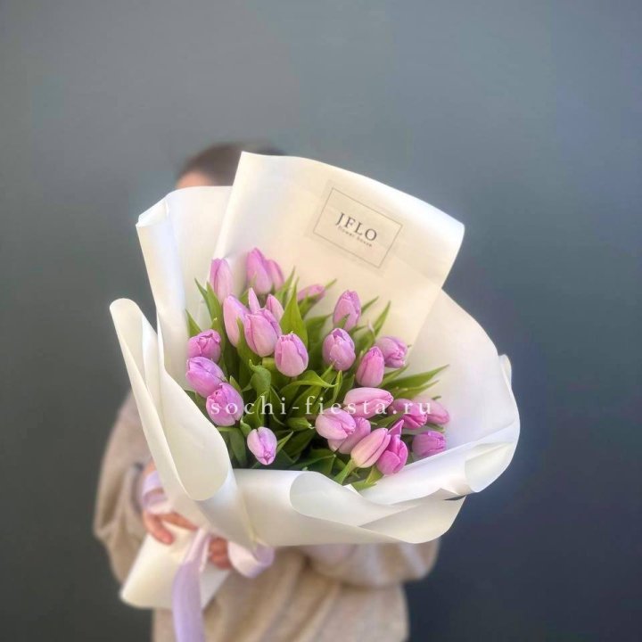 25 сиреневых тюльпанов в Великом Новгороде