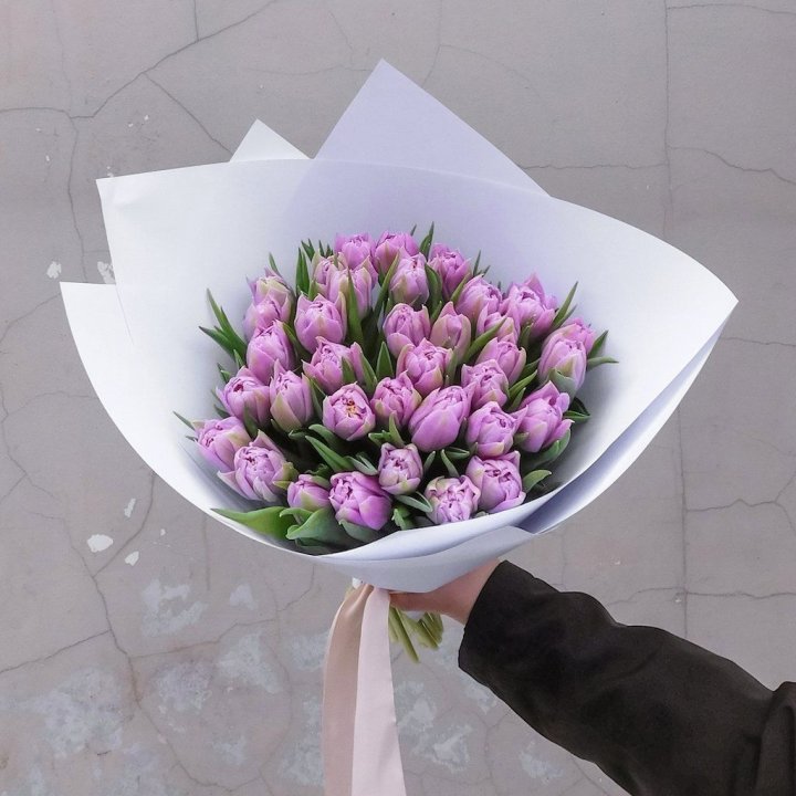 35 сиреневых тюльпанов в Великом Новгороде