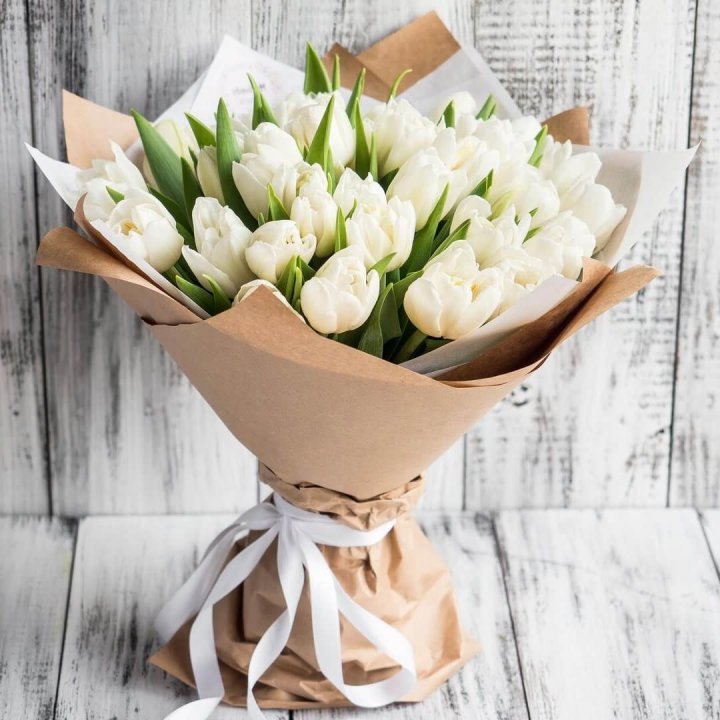 25 белых тюльпанов в Великом Новгороде