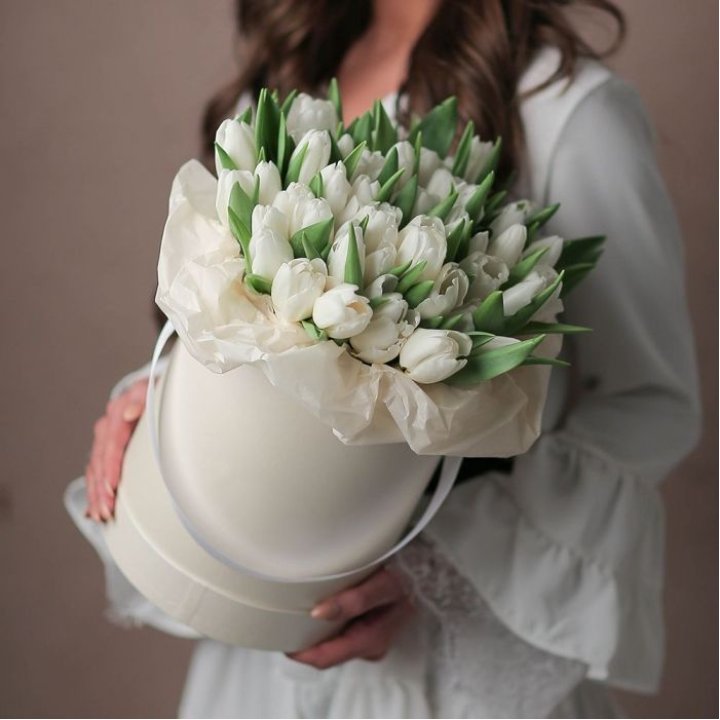 Тюльпаны в цилиндре  в Великом Новгороде