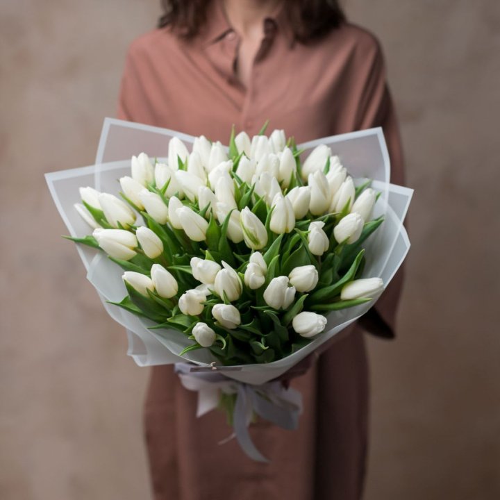 51 белый тюльпан в Великом Новгороде