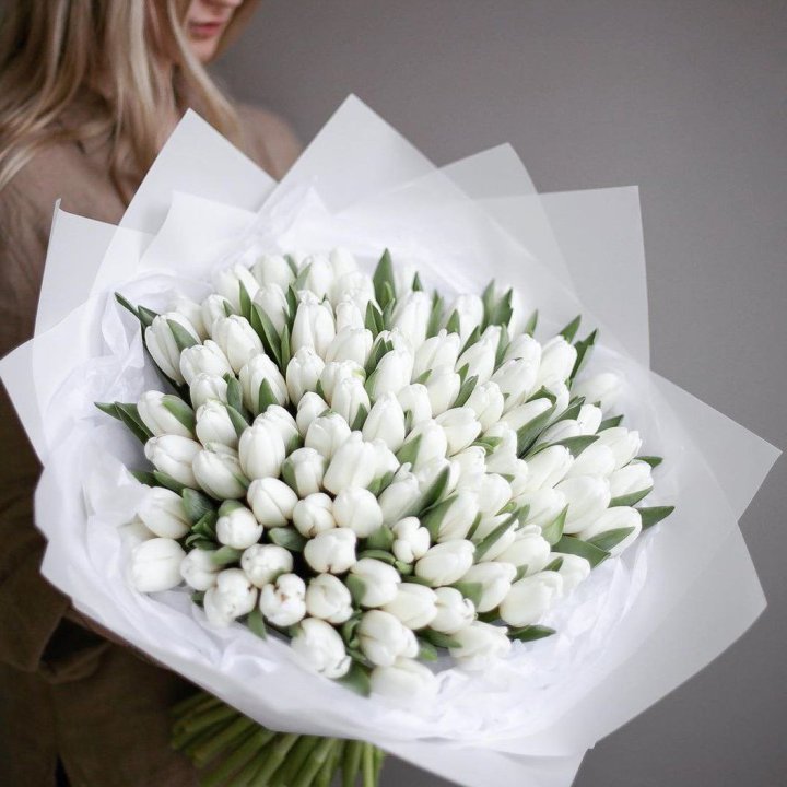 101 белый тюльпан в Великом Новгороде