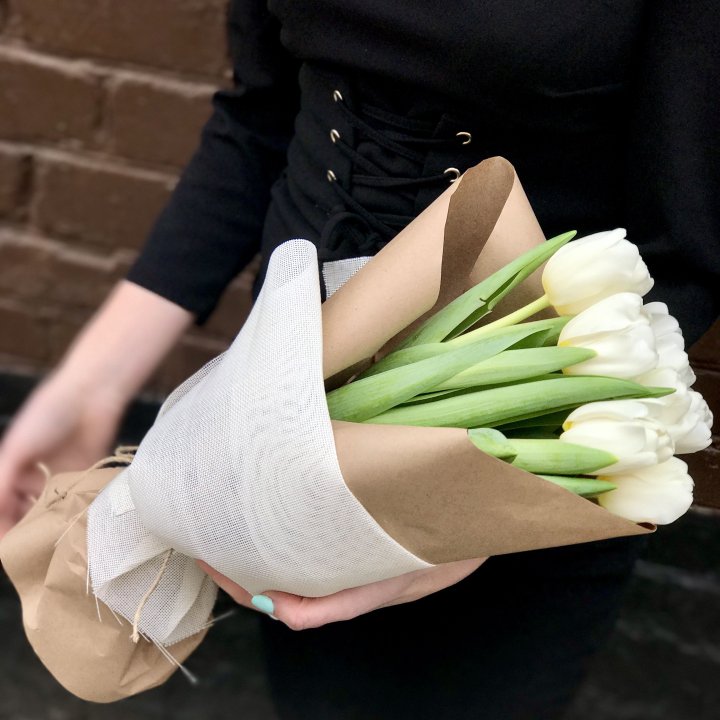 Букет белых тюльпанов в Великом Новгороде