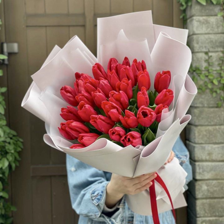 35 красных тюльпанов в Великом Новгороде