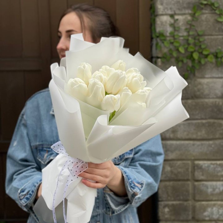 Букет белоснежных тюльпанов в Великом Новгороде