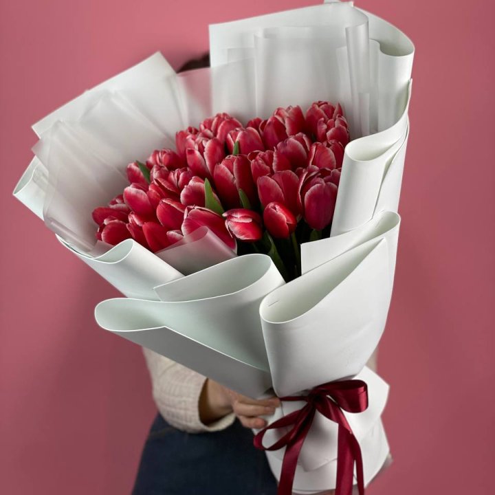 Букет красных тюльпанов в Великом Новгороде